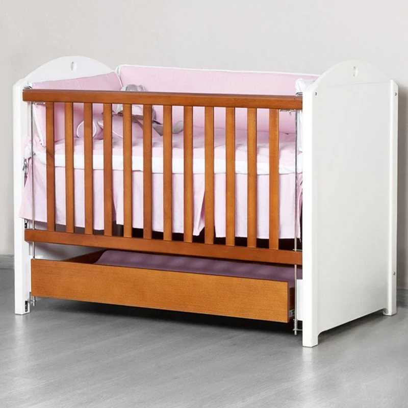 cuna de 70x130 blanca con barandas cafe