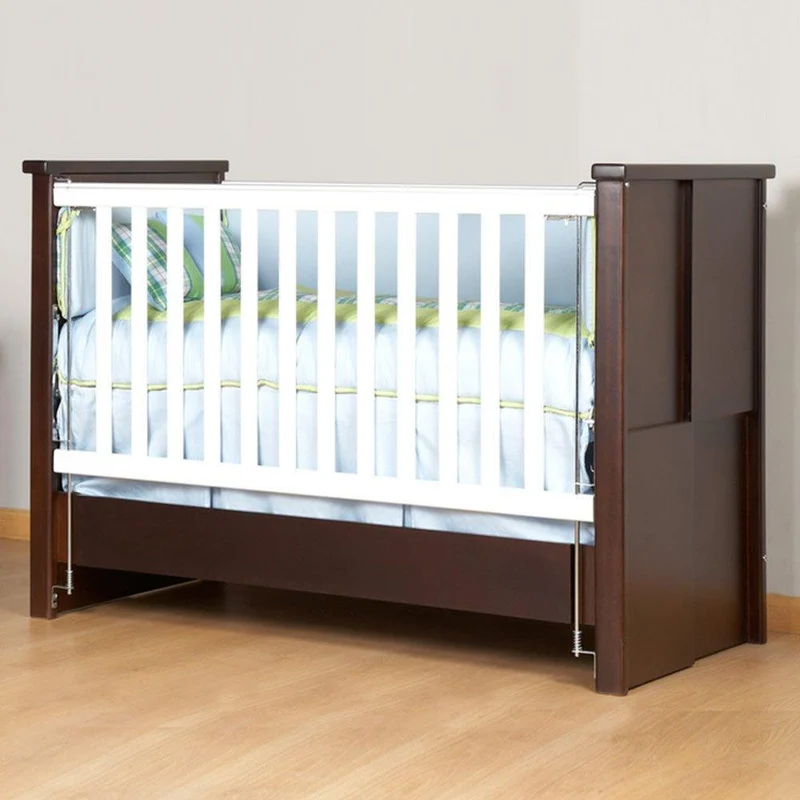 cuna de 70x130 en madera wengue con barandas en color blanco