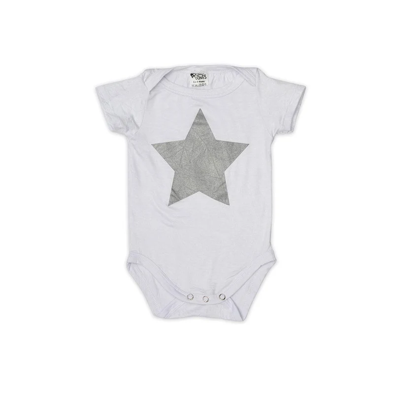 body manga corta cuello cruzado estampado estrella plateada blanco talla 3 6