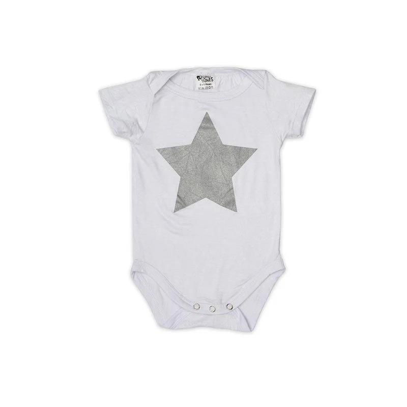 body manga corta cuello cruzado estampado estrella plateada blanco talla 6 9