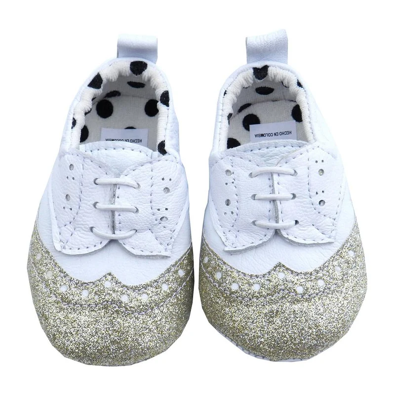 zapato oxford blanco punta dorada
