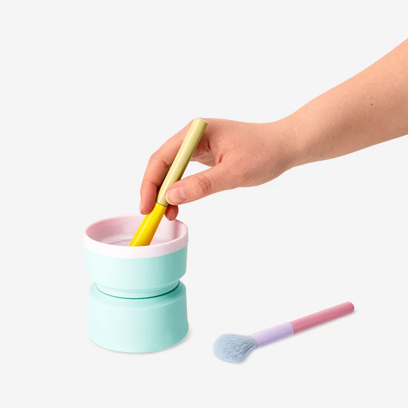 Cleaning machine for makeup brushes